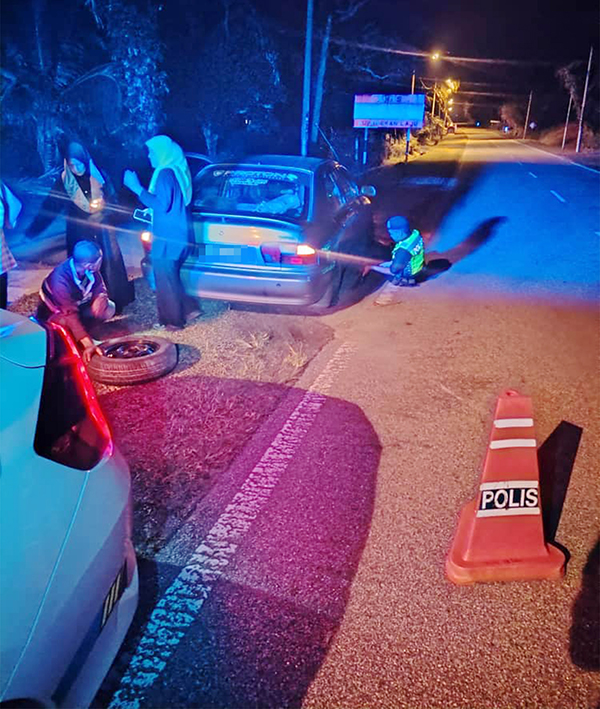 汽车在深夜及偏远的路上爆胎，幸获得警察协助，让他们能安心前往目的地。