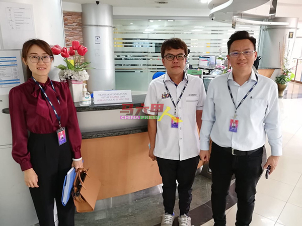骆慧茹（左起）、李春沅、蔡求伟，在市政厅服务柜台了解情况。