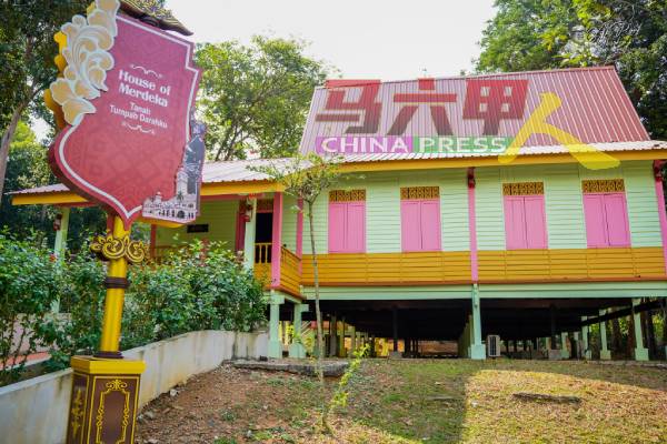 马来西亚文化影城内其中一间展示的传统房屋。（图取自首长面子书）
