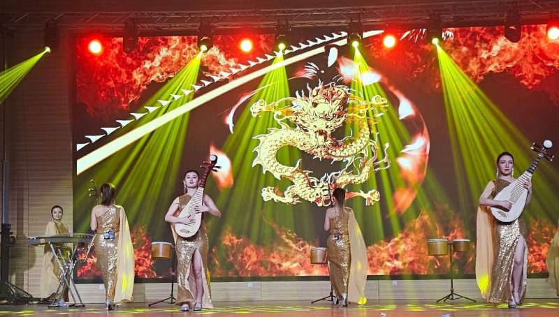 紫凤女子乐团在怡保育才华中掀开的大马首站演出，让观众大开眼界。