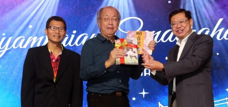 怡保育才华中家协主席谢万富（右）赠送纪念品给骆锦地（中），并由怡保育才华中校长林松松江（左）陪同。
