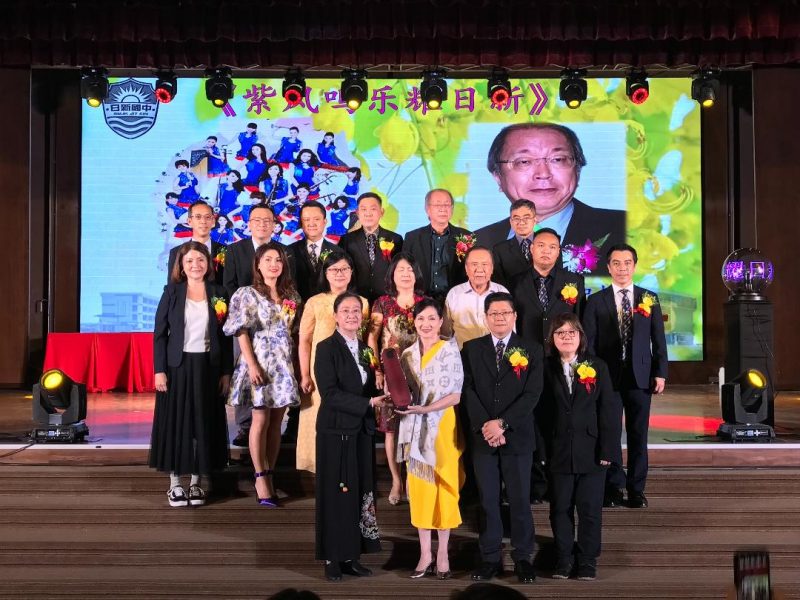 大山脚日新国中校长洪贵蕊（前左）颁发纪念品给紫凤女子乐团团长刘丽环，后排右2为骆锦地。