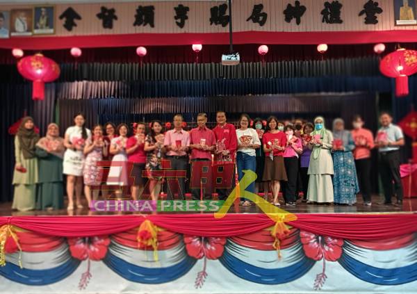 育贤学校教师喜获新春红包与董事罗伯庭（前排左8起）、吴哲全及魏昌华校长。