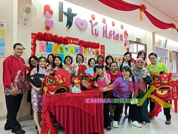 育贤学校教师欢庆新春佳节，欢聚一堂乐尽欢颜。