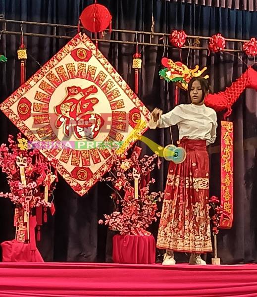 魏敏芝同学呈献名为《芒种》的舞蹈及扯铃节目。