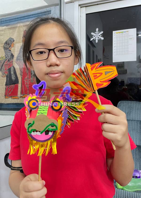 12岁黄婉怡以百多张彩色纸组成翻花龙，还发挥创意打造少了几根牙的祥龙，令霸气猛龙多了一丝俏皮可爱。