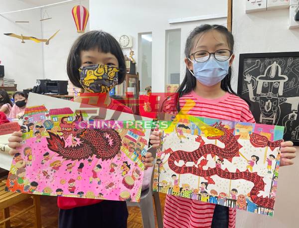 吴芷昕（10岁）及郑奕晨（11岁）首次尝试绘画舞龙表演的热闹气氛，创意十足。