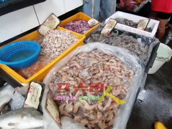 各种鲜虾的每公斤价格介于18至46令吉之间，视品种和大小。