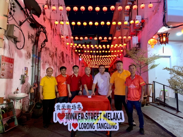 Jaya Mata刀．展览馆以逾200盏红灯笼赞助布置鸡场街的横巷。