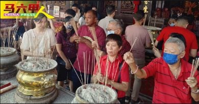 有的祈福 有的打卡 青云亭  人潮旺