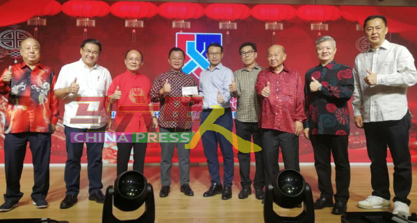 卢国祥（左4）个人捐助2000令吉给马来西亚中国总商会甲州分会。左起刘柏鑫、颜天禄、李传财、李杰尔、刘金裕、陈展鹏、林国安、陈美农。