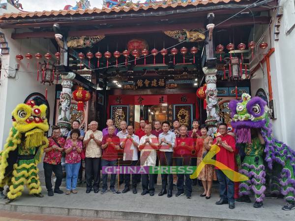 马六甲福建会馆举办甲辰龙年春节团拜会，众人向各界贺年。