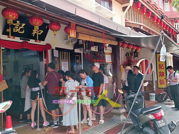 老街的老字号食肆吸引许多游客排队，等待进入用餐。
