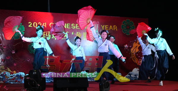 鼎华小学学生呈现《寄明月》舞蹈。