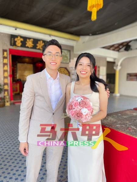 林隽凯（左）及李玟蔚在马六甲北添宫婚姻注册局，注册结婚。