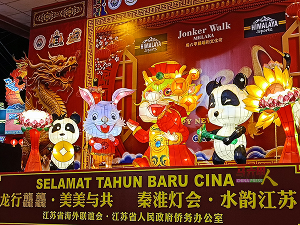 由中国赠送的“龙王”秦淮花灯，民众可以到鸡场街舞台拍照打卡。