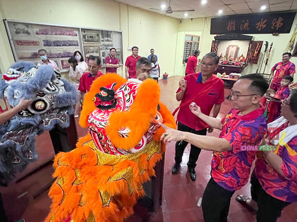 魏佑杰（右）及陈合南（右4）为新狮主持点睛仪式。