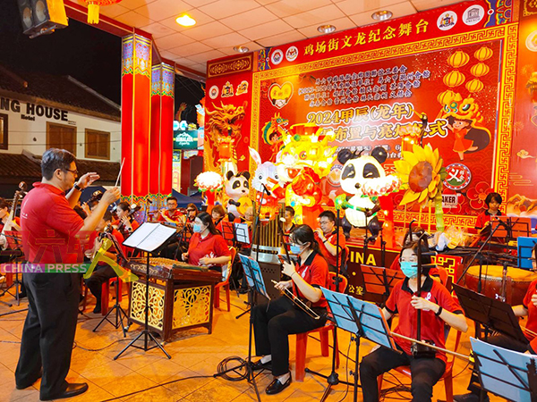 马六甲潮州会馆华乐团呈献多首中华名曲。