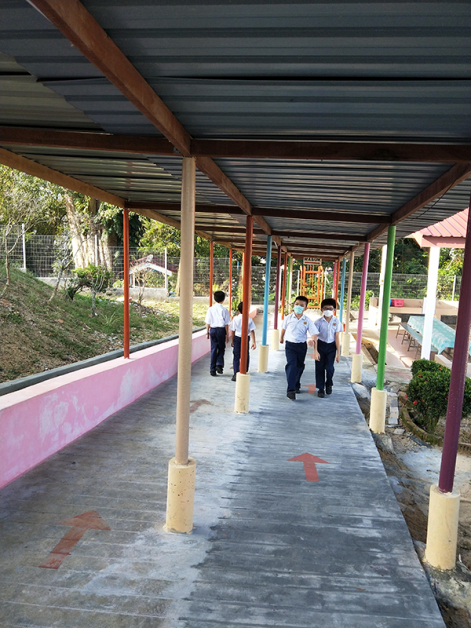 学生食堂入口处原为单程走道已改建成双程走道。
