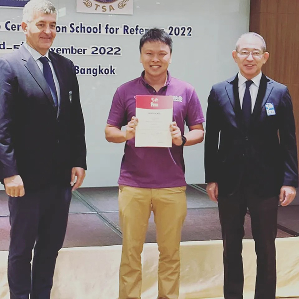 林智泉（中）于2022年在国际泳联裁判学校取得证书。