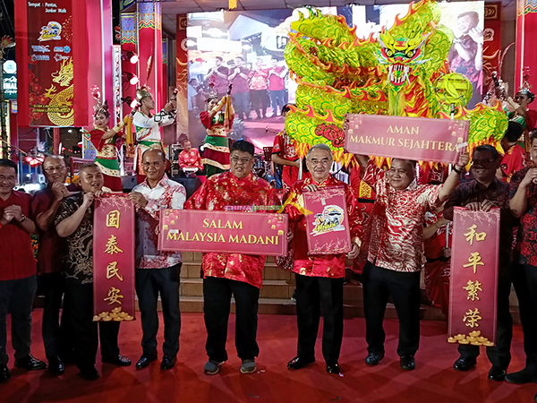 嘉宾们为2024年马六甲州新春团拜联欢会主持开幕仪式，并以华巫条幅及对联，祝福各界国泰民安、和平繁荣。