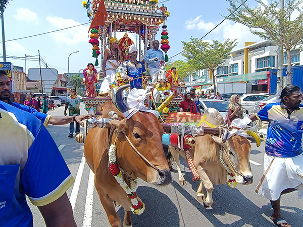 双匹牛拖拉“战神”穆鲁甘王座驾，为一项历史悠久的传统。