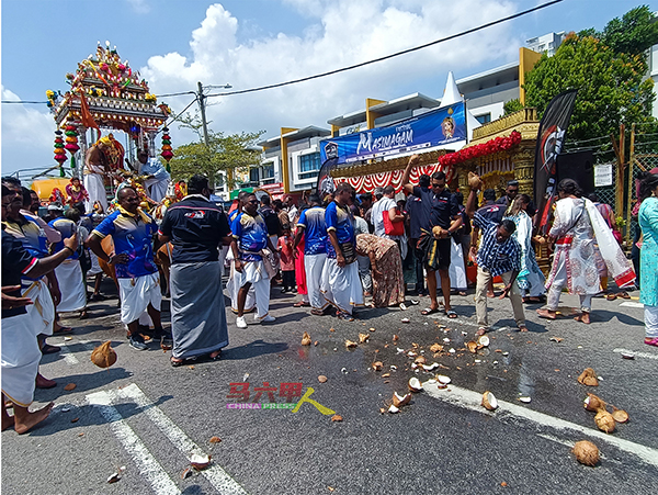 华裔及印裔信徒沿街掷椰还愿。