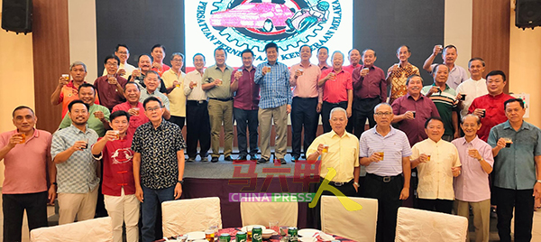 ■马六甲车商公会一众理事向来宾敬酒。
