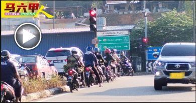 摩哆停反方向车道   闯红灯 晋巷AMJ路口意外频传