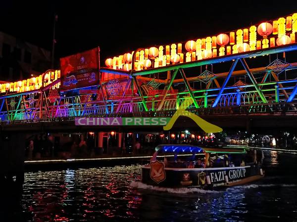 马六甲旧巴刹桥喜迎农历新年，灯笼装饰点缀节日氛围。