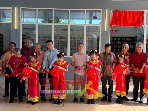 嘉宾们为峇章小学新图书馆主持开幕仪式，第二排左起为萧素英、李金坡、古启民、邱培栋、李景泉、冯利兴以及刘明亮。