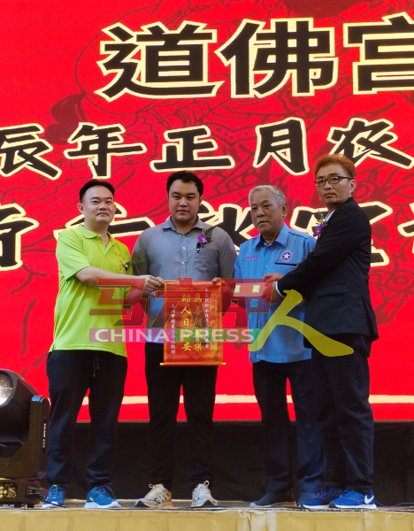 许锦顺（右）及周金全（左起）在郭子毅的见证下，移交500令吉捐款给明星慈善社总务冯利兴。