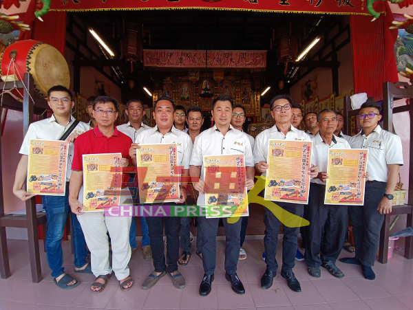 傅镇业（前排左4）在天地君庙董事会成员陪同下，宣布“祈天护国大醮全国摄影公开赛”比赛细则。