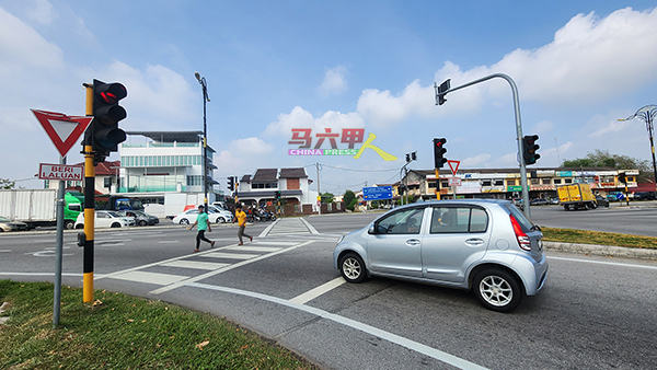 驾驶人士忽略红灯的存在，习惯性的直接转左，险些撞击正使用斑马线越过马路的路人。