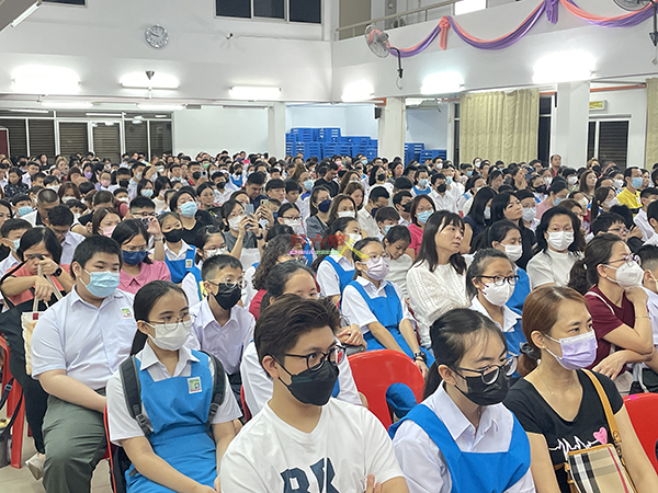 260名新生在家长陪同下，身穿整齐校服出席马六甲育民国民型中学新生报到日。