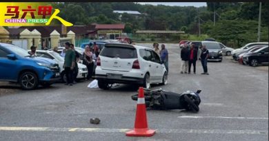 摩哆与车相撞 女大学生当场不治