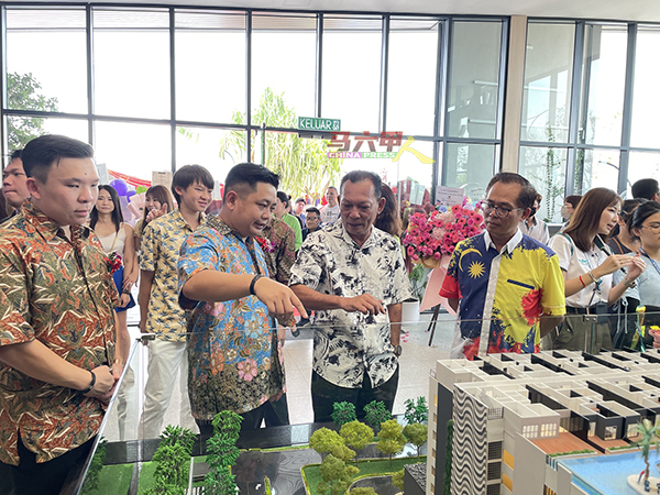 ■嘉宾们在KEB集团副总经理Ryan Chan（前排左2）率领下，参观销售廊。
