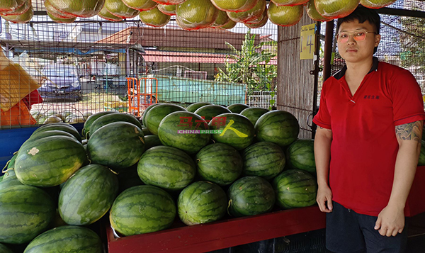 谢忠朋：每次天气热及斋戒月期间，瓜类水果就会热卖，其中无籽西瓜最受欢迎。