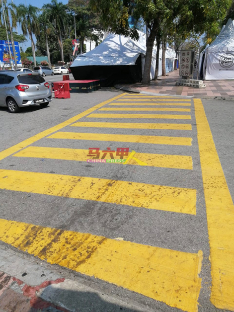 ■汉都亚广场商业区有显著的黄色斑马线。
