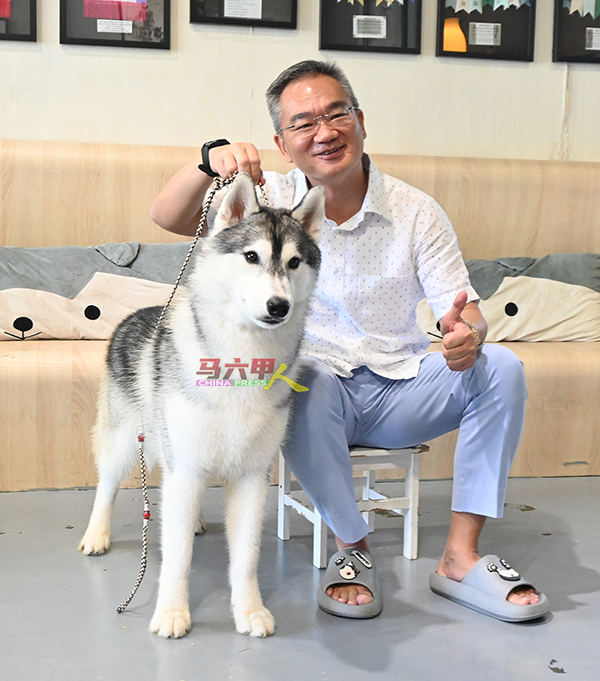 邱培栋开心与国际冠军犬RASTI拍照。