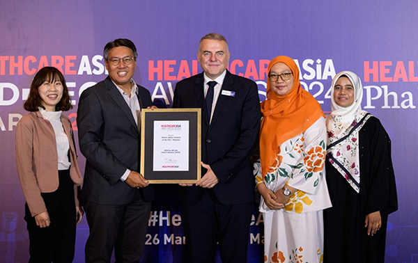 ■李顺鍀（左2）接领2024年度亚洲医疗保健奖——马来西亚年度患者安全倡议奖。