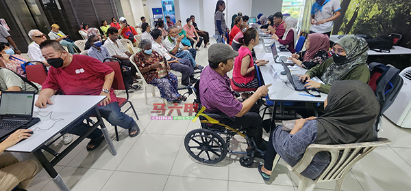 民众涌现马六甲城市转型中心的注册柜台。
