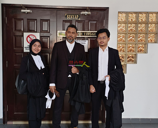 被告代表律师山礼（中）在高庭外接受记者访问。