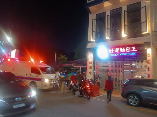 闻讯而至的救护车把伤者送院治疗。(照片来源：陈益龙提供) 