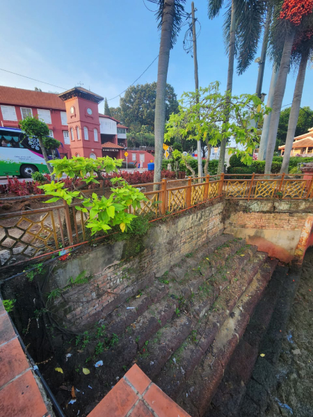 大钟楼附近的马六甲河畔，据说在古时候是专供贵族上下船的地方。
