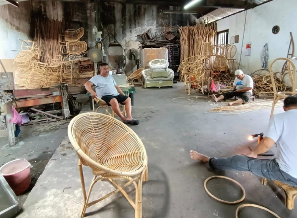 位于峇株安南的藤制家具厂，已传承了多代。