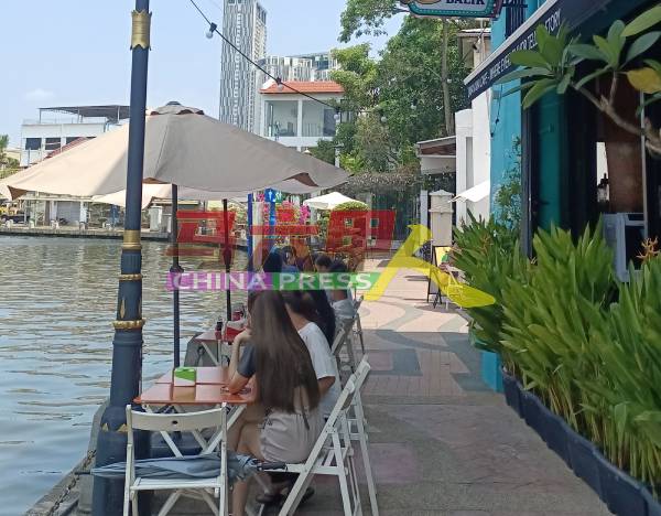 近年来，武雅拉也沿河一带，咖啡屋林立，吸引民众、游客来打卡，坐在咖啡屋一边用餐，一边欣赏马六甲河。