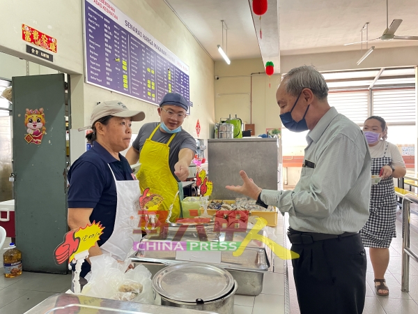 郑国华校长到食堂享用早餐，身体力行支持食堂餐饮生意。