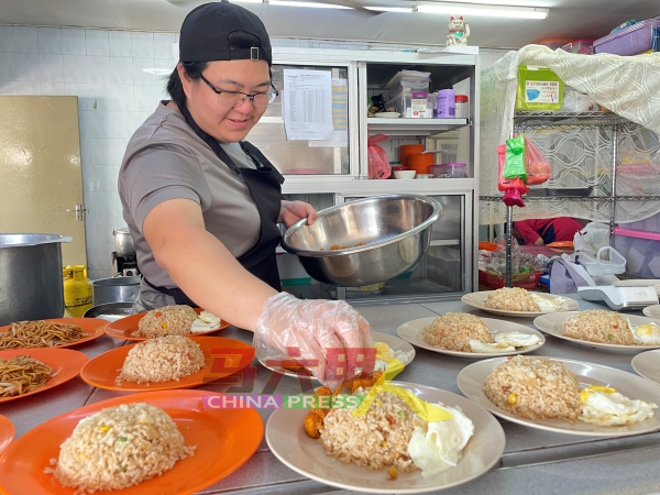马六甲华文国民型高等中学食堂业者，准备价位介于2令吉至5令吉（加料）经济炒饭炒面，供学生选择。