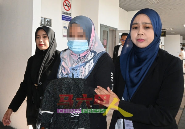 学校女行政助理（左2）涉嫌滥权，遭反贪会官员带上法庭申请延长扣留令。